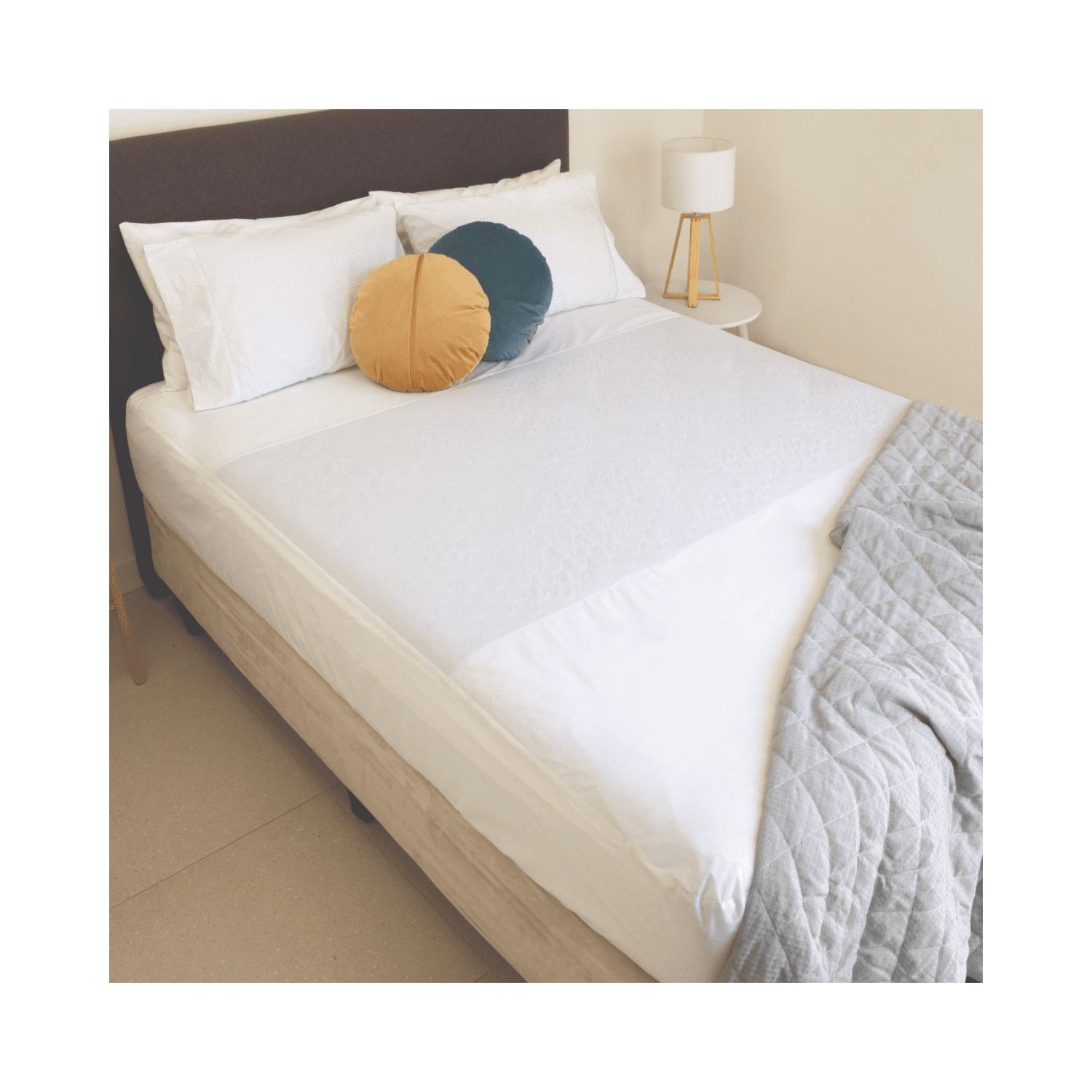 Conni Fitted Bed Pad Sheet_ White+
